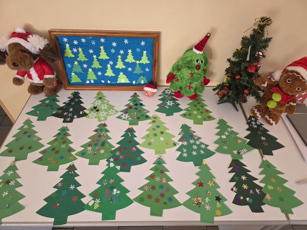 Wystawa prac dzieci wykonana podczas zajęć w&nbsp;bibliotece.