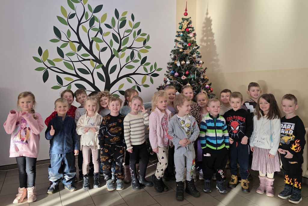 Zdjęcie przedszkolaków przy choince w&nbsp;Klubie Seniora.