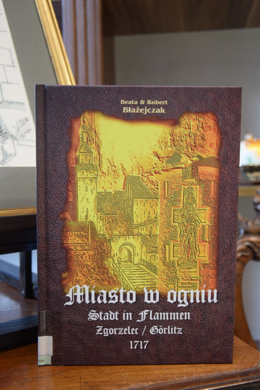 Okładka książki Beaty i&nbsp;Roberta Błażejczak pt. „Miasto w&nbsp;ogniu. Zgorzelec / Görlitz 1717” wydanej przez Wydawnictwo Poligrafia AD REM.