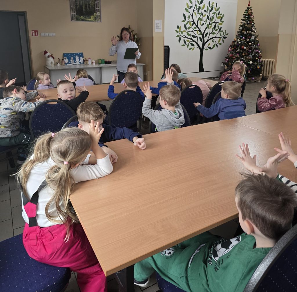 Spotkanie w&nbsp;bibliotece, bibliotekarka czyta opowiadanie o&nbsp;bałwankach.