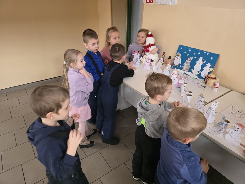 Przedszkolaki podziwiają swoje prace.