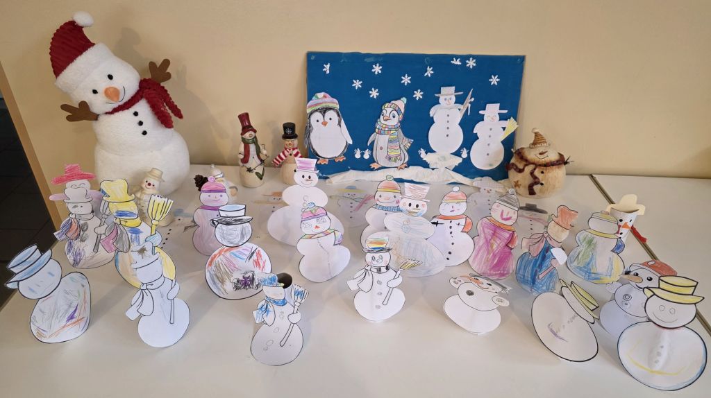 Wystawa prac dzieci, bałwanki.