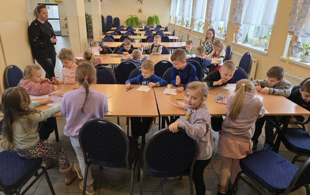 Zajęcie plastyczne dla przedszkolaków w&nbsp;bibliotece.