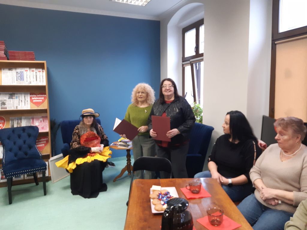 Spotkanie Dyskusyjnego Klubu Książki "Literiada" w Czytelni MBP. Gościnią spotkania była Olimpia Tokarewska - poetka, recytatorka, improwizatorka. Spotkanie Dyskusyjnego Klubu Książki "Literiada" w Czytelni MBP. Gościnią spotkania była Olimpia Tokarewska - poetka, recytatorka, improwizatorka.