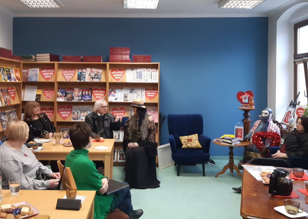 Spotkanie Dyskusyjnego Klubu Książki "Literiada" w Czytelni MBP. Gościnią spotkania była Olimpia Tokarewska - poetka, recytatorka, improwizatorka. Spotkanie Dyskusyjnego Klubu Książki "Literiada" w Czytelni MBP. Gościnią spotkania była Olimpia Tokarewska - poetka, recytatorka, improwizatorka.