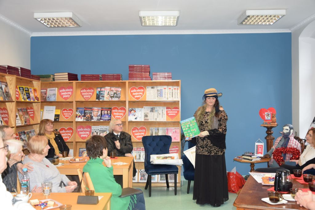 Spotkanie Dyskusyjnego Klubu Książki "Literiada" w Czytelni MBP. Gościnią spotkania była Olimpia Tokarewska - poetka, recytatorka, improwizatorka. Spotkanie Dyskusyjnego Klubu Książki "Literiada" w Czytelni MBP. Gościnią spotkania była Olimpia Tokarewska - poetka, recytatorka, improwizatorka.