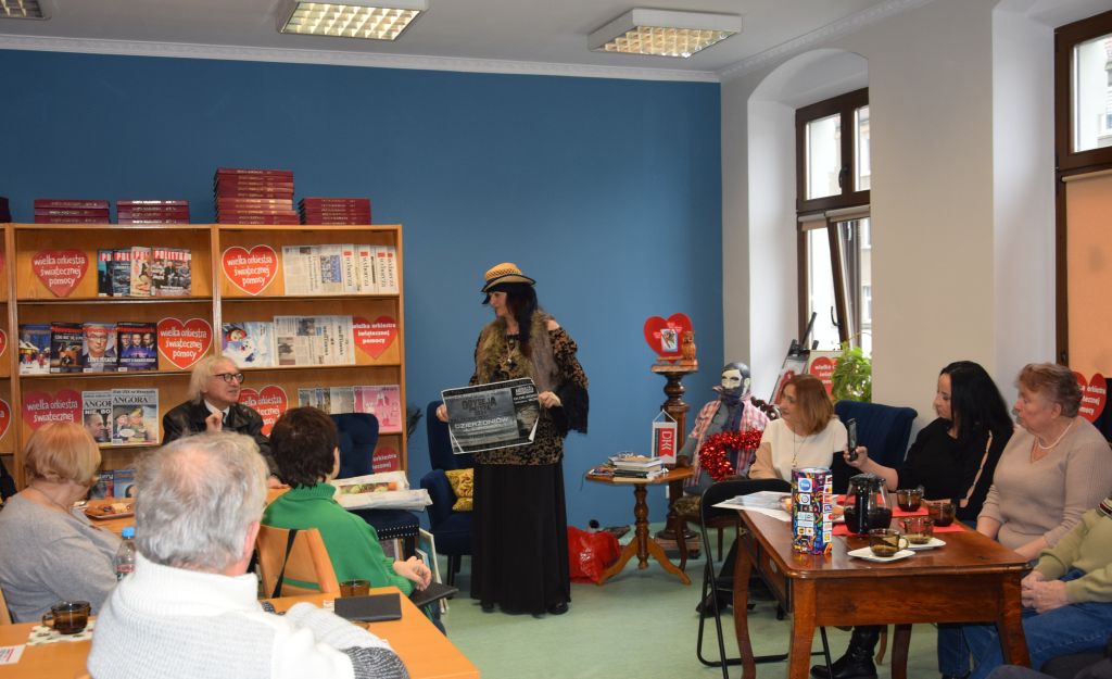 Spotkanie Dyskusyjnego Klubu Książki "Literiada" w Czytelni MBP. Gościnią spotkania była Olimpia Tokarewska - poetka, recytatorka, improwizatorka. Spotkanie Dyskusyjnego Klubu Książki "Literiada" w Czytelni MBP. Gościnią spotkania była Olimpia Tokarewska - poetka, recytatorka, improwizatorka.