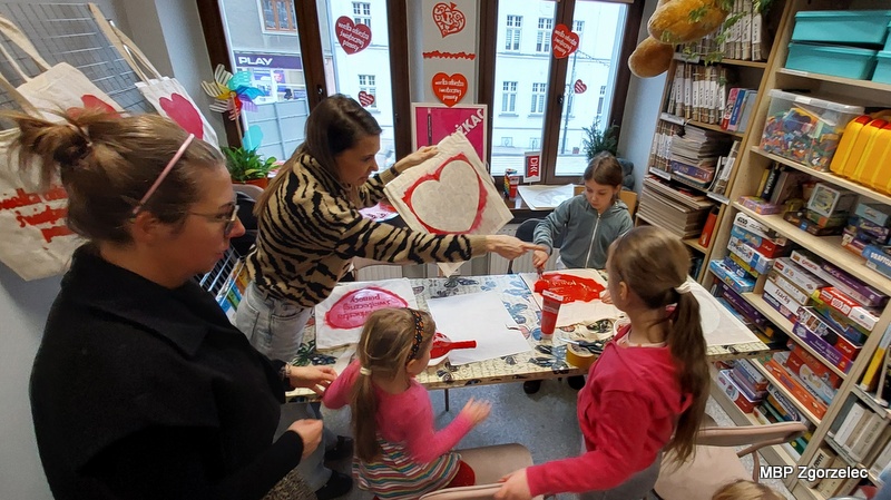 Dzieci podczas warsztatów artystycznych ozdabiają torby i&nbsp;wykonują prace plastyczne związane z&nbsp;WOŚP w&nbsp;bibliotece.