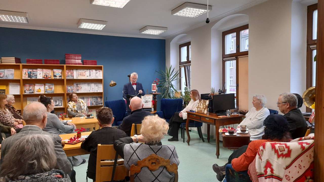 Walentynkowe spotkanie Dyskusyjnego Klubu Książki "Literiada" w&nbsp;Czytelni MBP dn. 14 lutego 2026 r. Gościem spotkania był Pan Bogdan Dmowski – animator kultury.