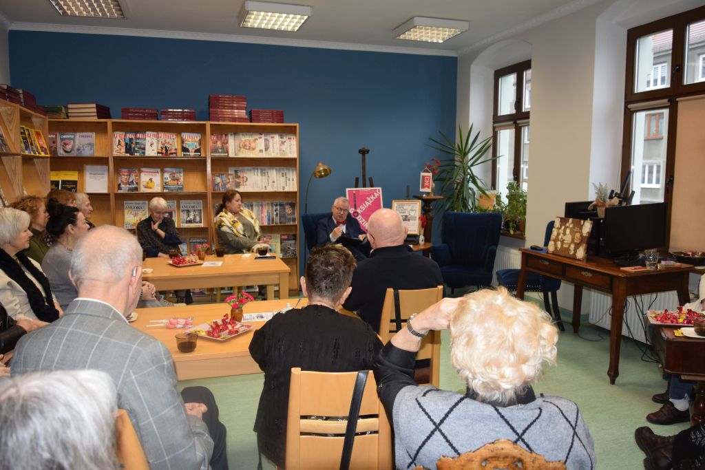 Walentynkowe spotkanie Dyskusyjnego Klubu Książki "Literiada" w&nbsp;Czytelni MBP dn. 14 lutego 2026 r. Gościem spotkania był Pan Bogdan Dmowski – animator kultury.