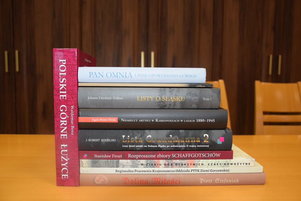 Nowe książki w Czytelni MBP. Zdjęcie jest odnośnikiem do wpisu "Nowości w księgozbiorze regionalnym Czytelni MBP".