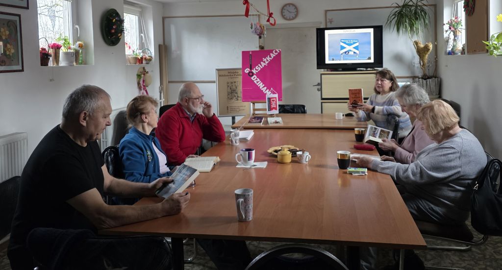 Spotkanie klubowiczów Dyskusyjnego Klubu Książki w Zgorzelcu. Zdjęcie jest odnośnikiem do wpisu o spotkaniu.