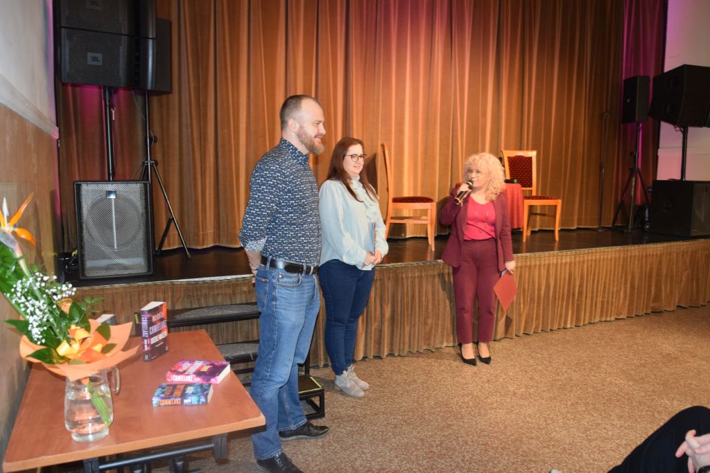 Spotkanie autorskie z&nbsp;Wojciechem Chmielarzem. Dyrektor MBP Krystyna Radzięta zapowiada spotkanie.