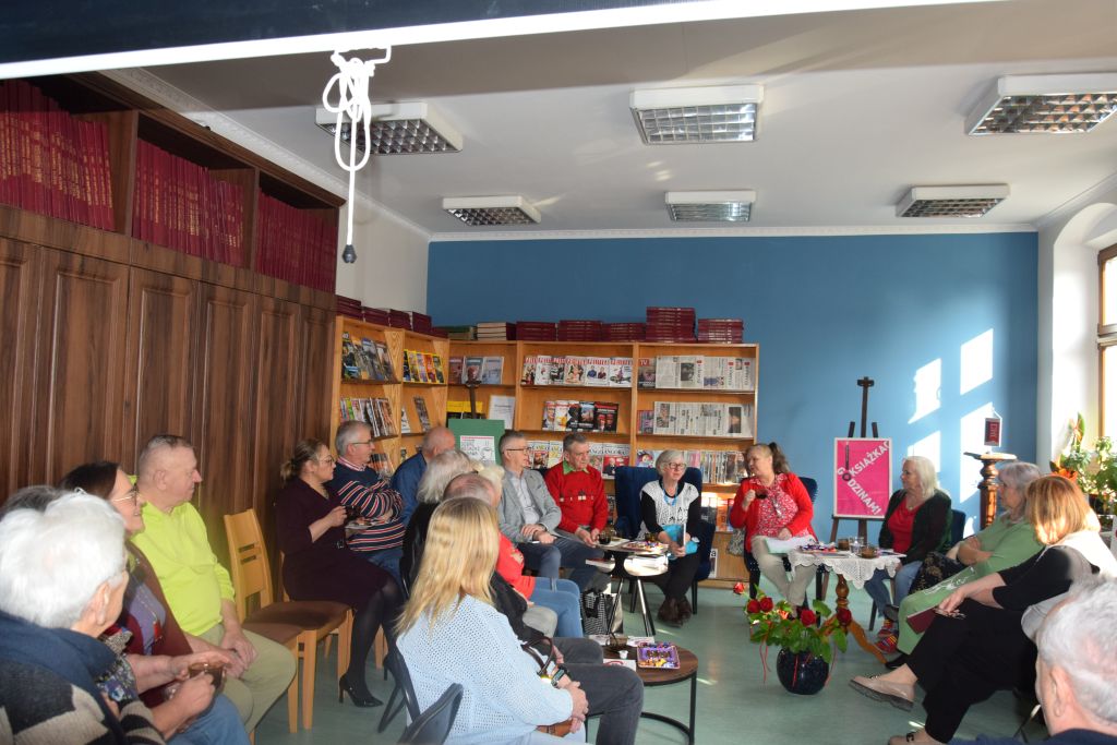 Spotkanie Dyskusyjnego Klubu Książki "Literiada" w Czytelni MBP. Zdjęcie jest odnośnikiem do wpisu o spotkaniu.