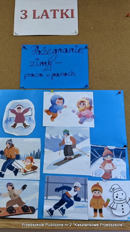 Na korkowej tablicy widoczny jest duży niebieski arkusz z&nbsp;ręcznie napisanym hasłem „Pożegnanie zimy – praca w&nbsp;parach”. Pod nim przypięto ilustracje dzieci wykonujących zimowe aktywności: jazdę na sankach, narty, snowboard, lepienie bałwana i&nbsp;spacer w&nbsp;śnieżnym krajobrazie. Na samej górze znajduje się kartka z&nbsp;napisem „3 LATKI”.