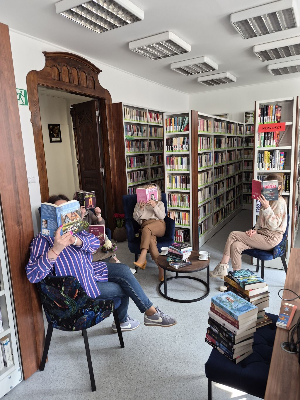 Bibliotekarki pozują do zdjęcia w Wypożyczalni MBP. Zdjęcie jest odnośnikiem do wpisu o Wypożyczalni otwartej w sobotę, 21 marca.