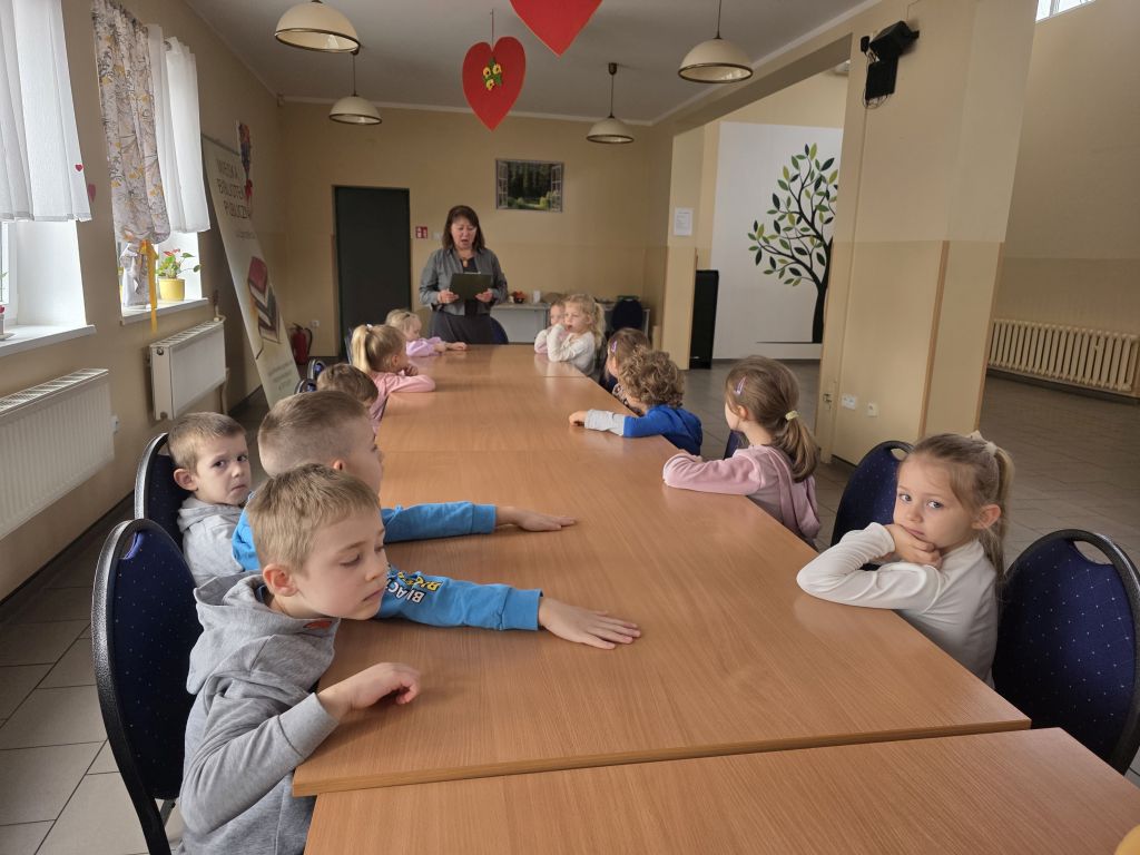 Wiosenne spotkanie dzieci z Przedszkola nr 8 w Filii nr 4 MBP w Zgorzelcu. Zdjęcie jest odnośnikiem do wpisu o spotkaniu.