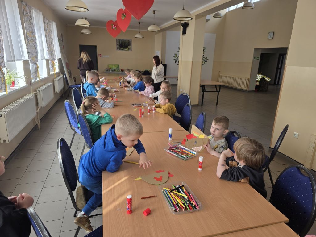 Zajęcia plastyczne dla dzieci w&nbsp;MBP w&nbsp;Zgorzelcu.