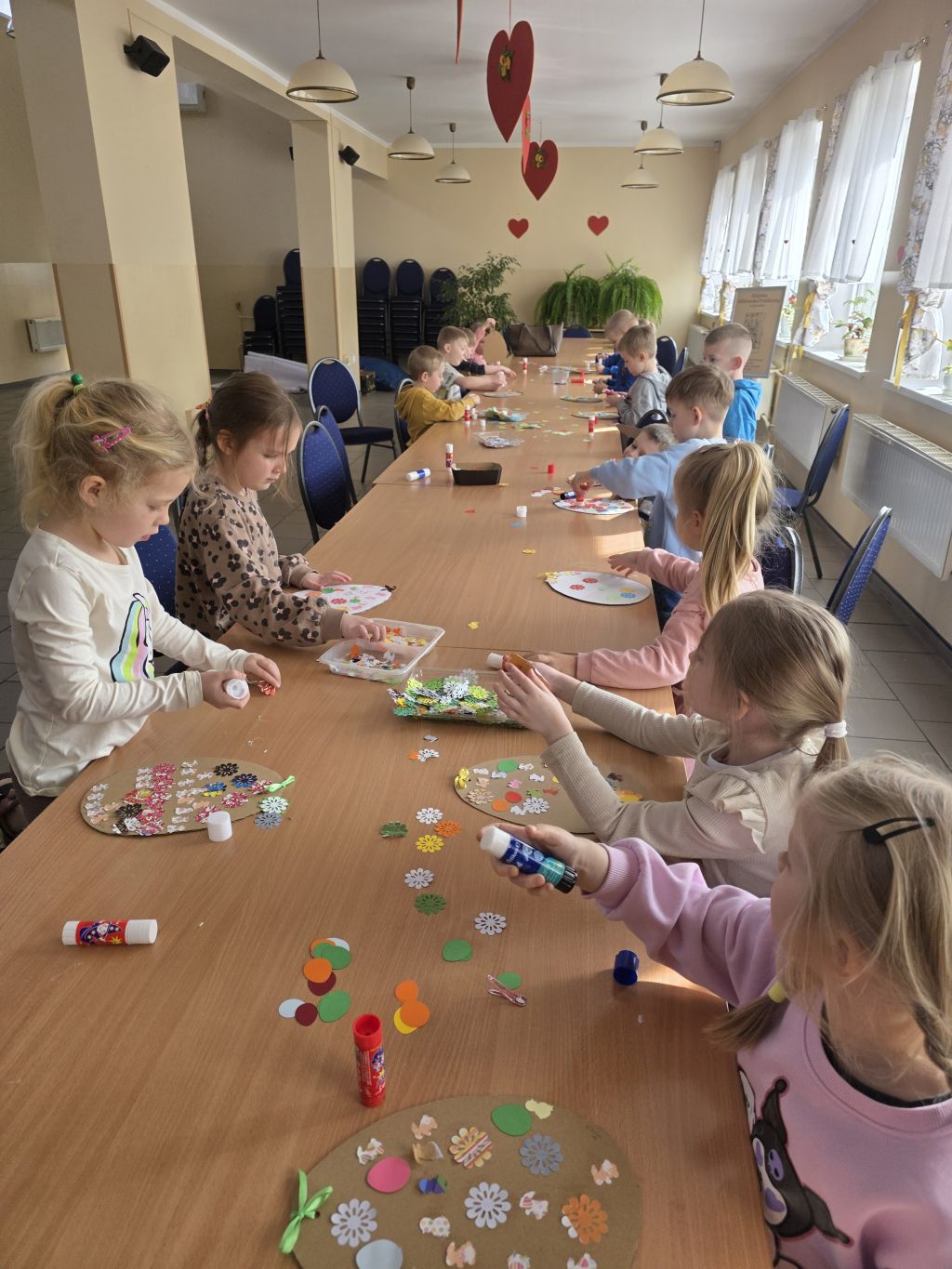 Zajęcia plastyczne dla dzieci w&nbsp;MBP w&nbsp;Zgorzelcu.