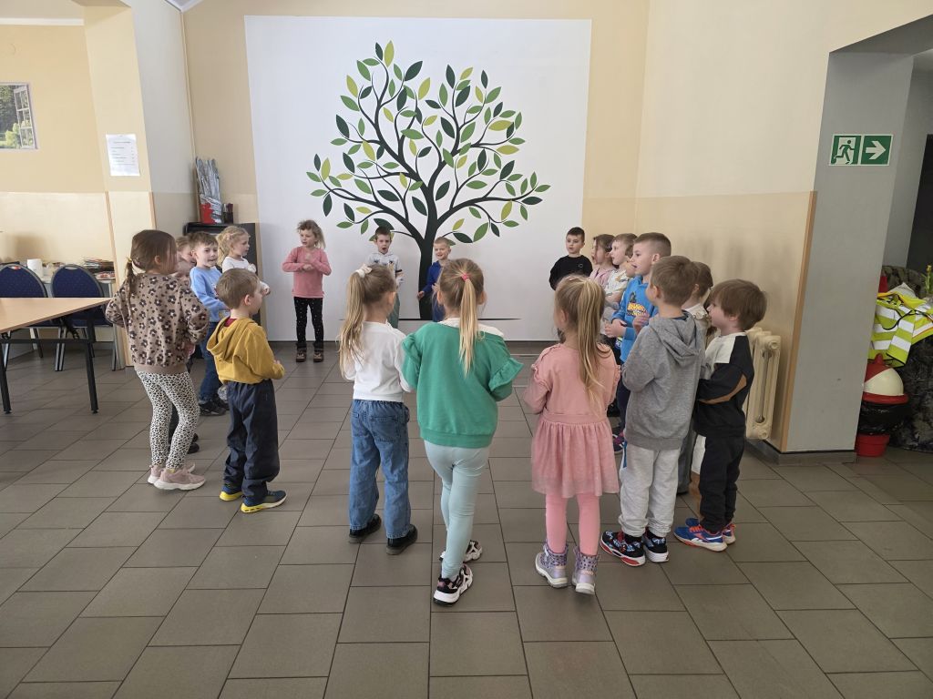 Gimnastyka i&nbsp;zabawa z&nbsp;dziećmi podczas spotkania w&nbsp;bibliotece.