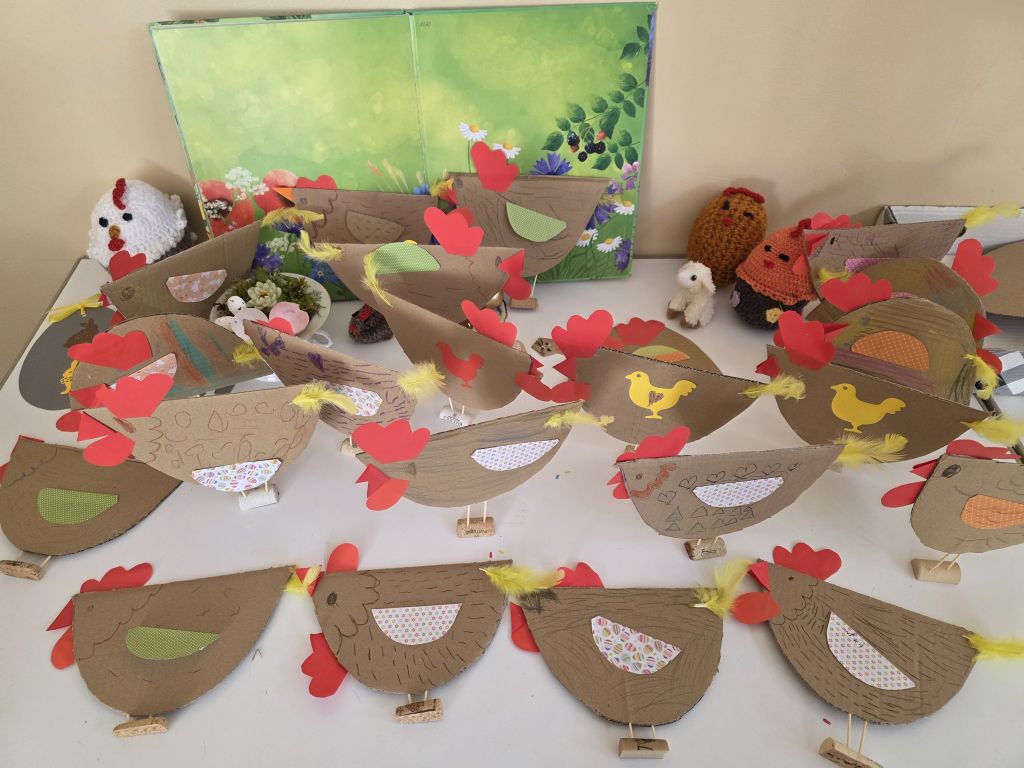 Prace dzieci - "świąteczne kurki" wykonane podczas spotkania w&nbsp;bibliotece.