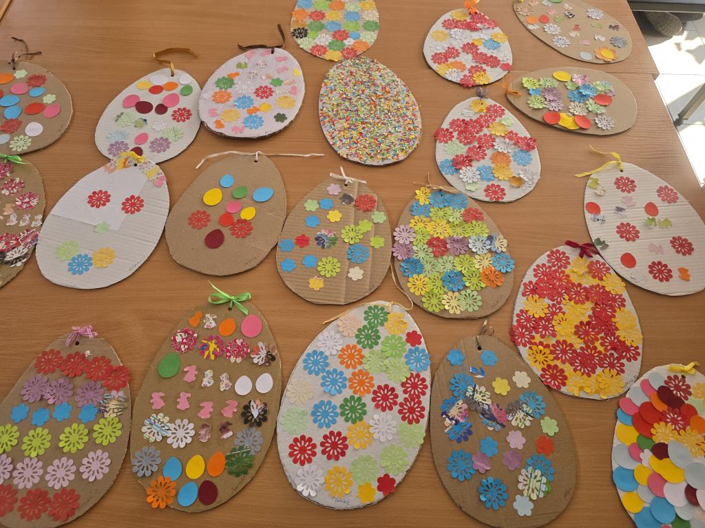 Prace dzieci - "świąteczne jajka" wykonane podczas spotkania w&nbsp;bibliotece.