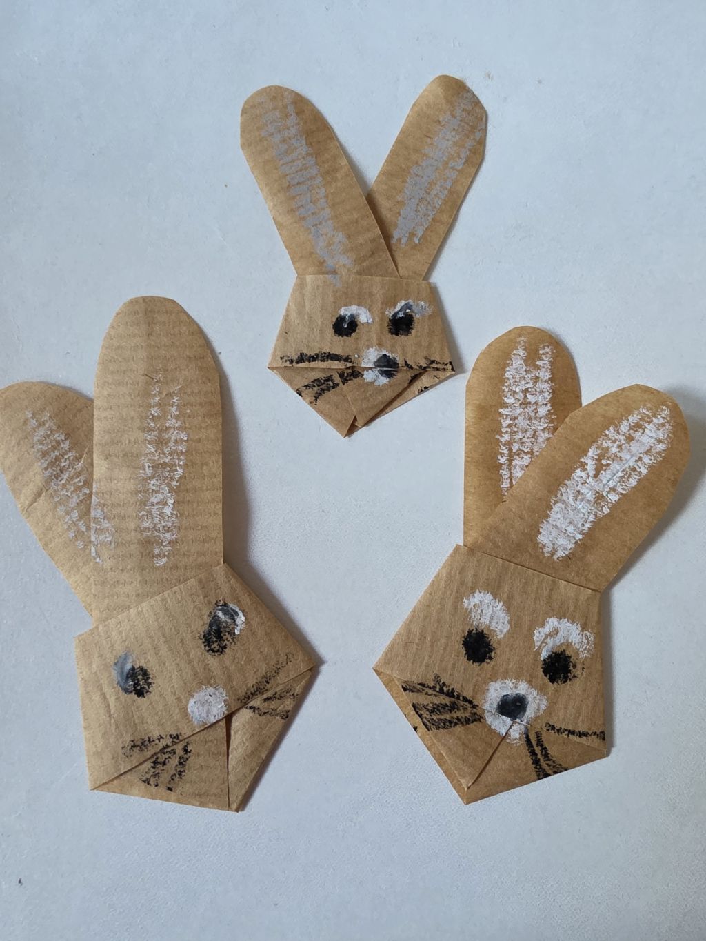 Zajączki wykonane sztuką origami, podczas zajęć z&nbsp;przedszkolakami w&nbsp;bibliotece.