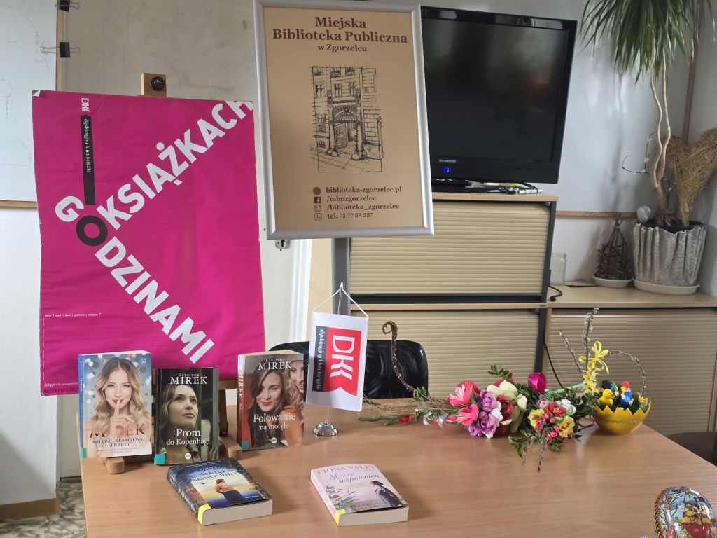 Wystawa książek podczas spotkania klubowiczów DKK "Aktywny Senior" w&nbsp;MBP w&nbsp;Zgorzelcu.
