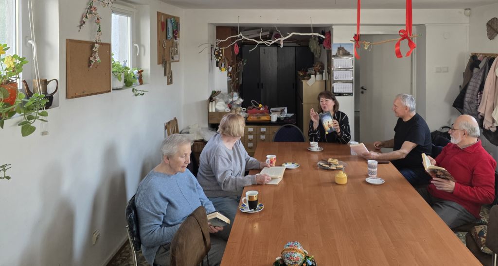 Spotkanie klubowiczów DKK "Aktywny Senior" w MBP w Zgorzelcu. Zdjęcie jest odnośnikiem do wpisu o spotkaniu.