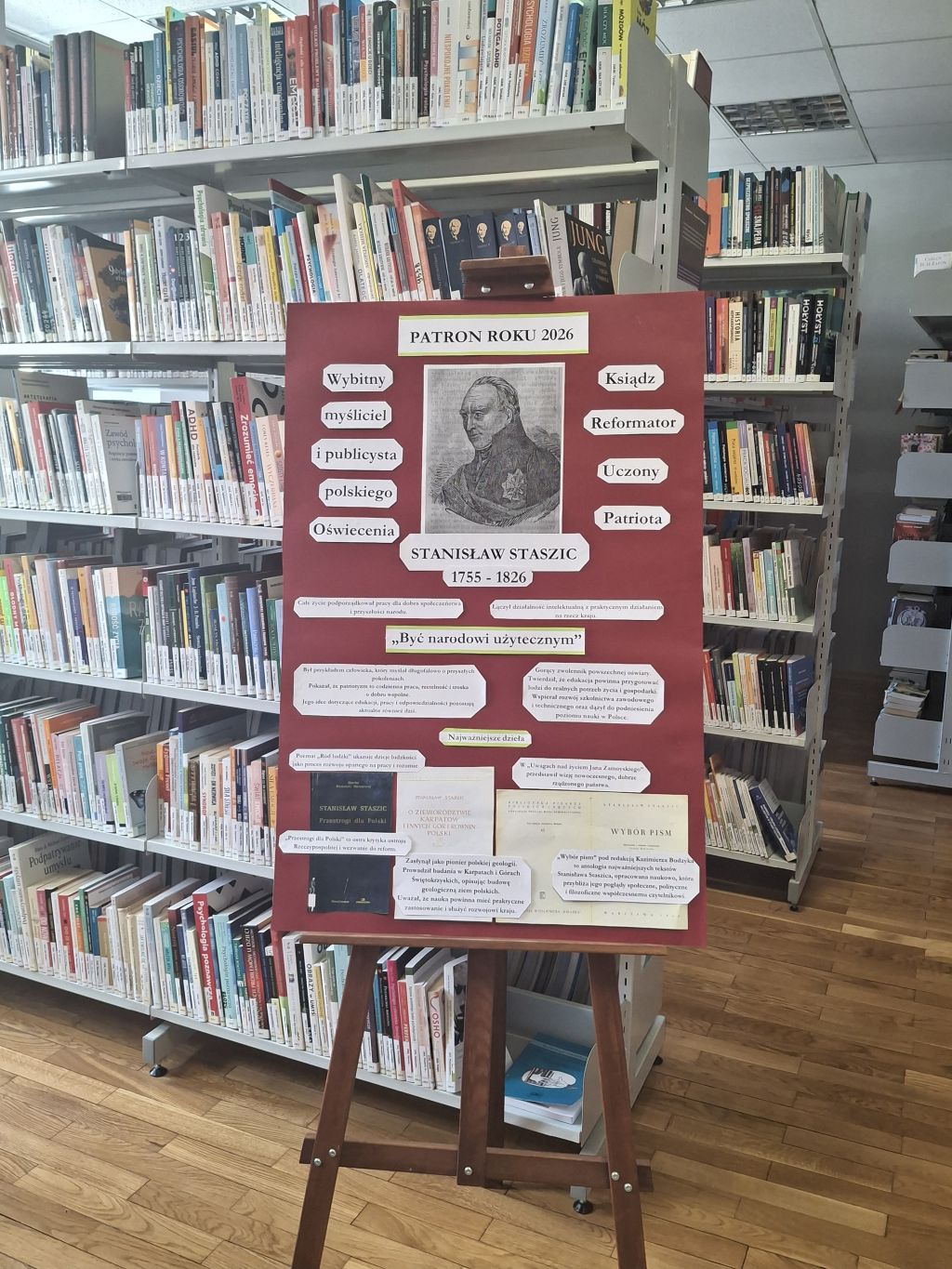 Tablica w Filii nr 3 poświęcona Stanisławowi Staszicowi. W tle regały z książkami. Zdjęcie jest odnośnikiem do wpisu "Wspomnienie o Stanisławie Staszicu".