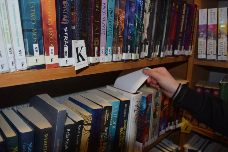 Zagadka ukryta w dziale fantastyki w Oddziale dla Dzieci i Młodzieży. Zdjęcie jest odnośnikiem do wpisu o spotkaniu w bibliotece.