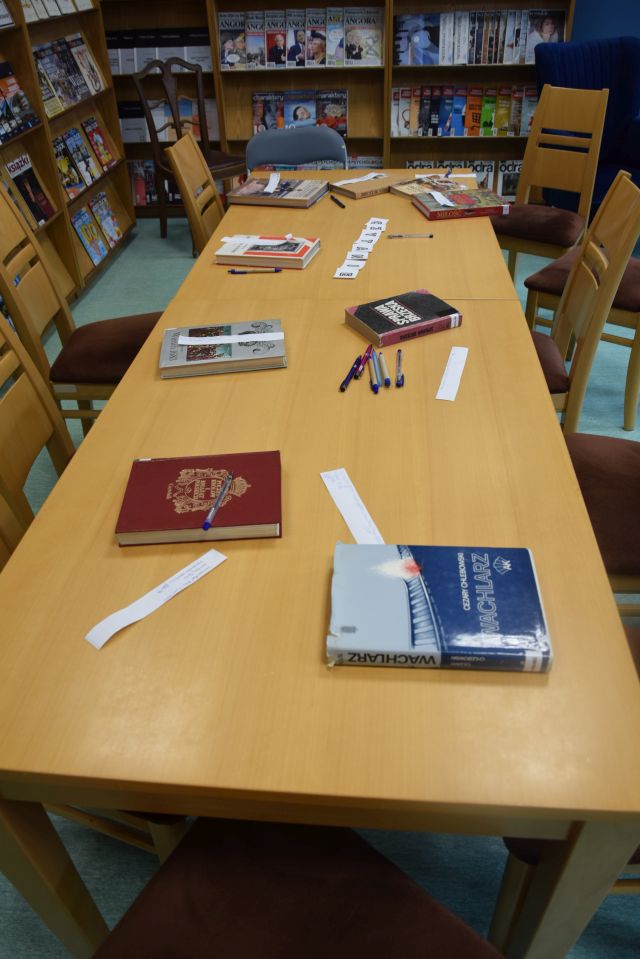 Książki wybrane przez młodzież leżą na stole w&nbsp;Czytelni MBP.