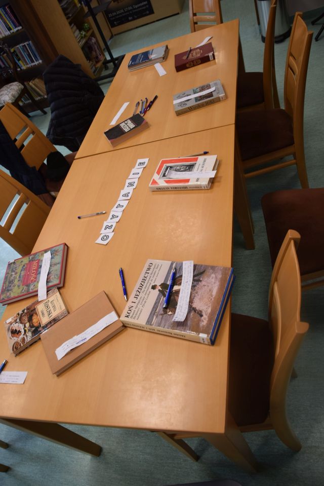 Książki wybrane przez młodzież leżą na stole w&nbsp;Czytelni MBP.