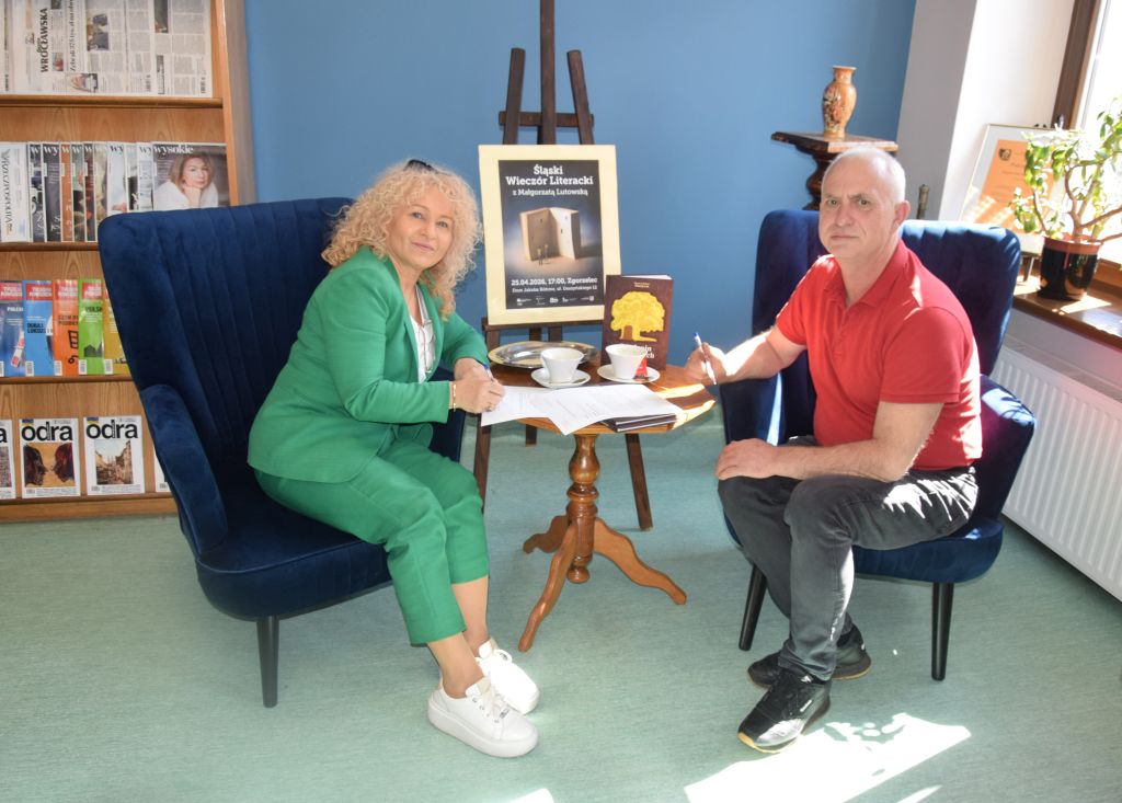 Dyrektor MBP Krystyna Radzięta i&nbsp;Jan Zatylny, Sołtys Wsi Gozdanin, w&nbsp;Czytelni MBP.