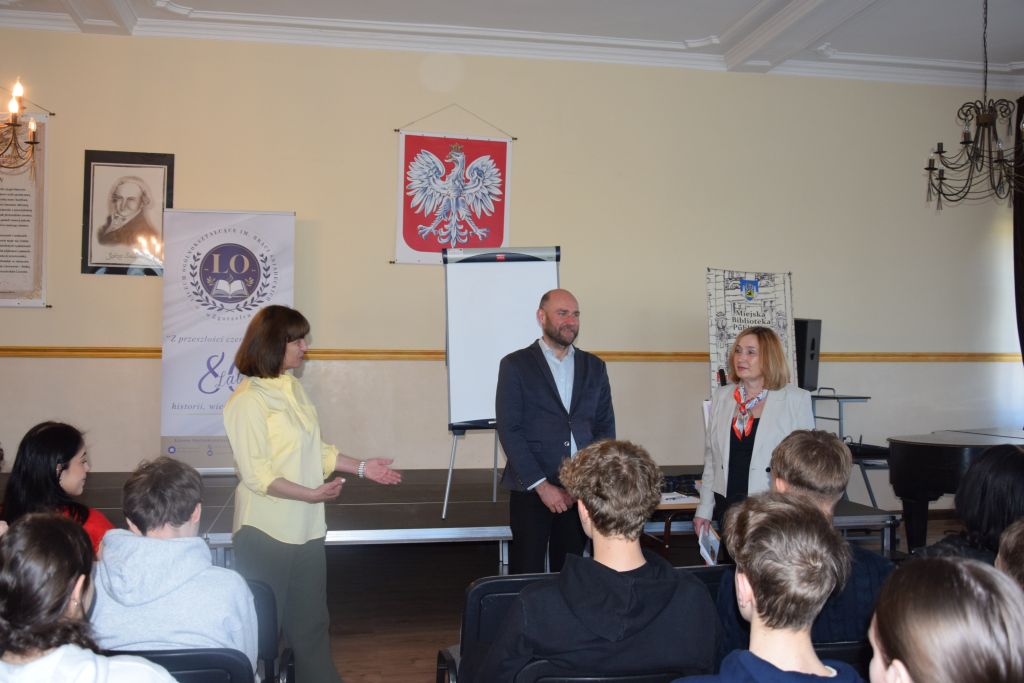 Warsztaty prowadzone przez Jacka Łapińskiego w Liceum Ogólnokształcącym im. Braci Śniadeckich w Zgorzelcu. Zdjęcie jest odnośnikiem do wpisu o warsztatach.
