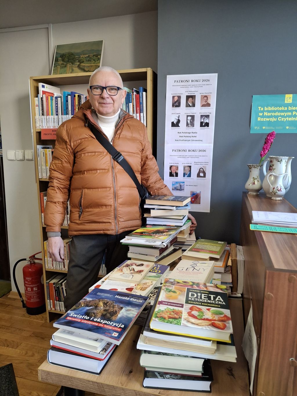 Pan Krzysztof Kwiatkowski przekazuje książki w&nbsp;darze dla Czytelników Biblioteki.