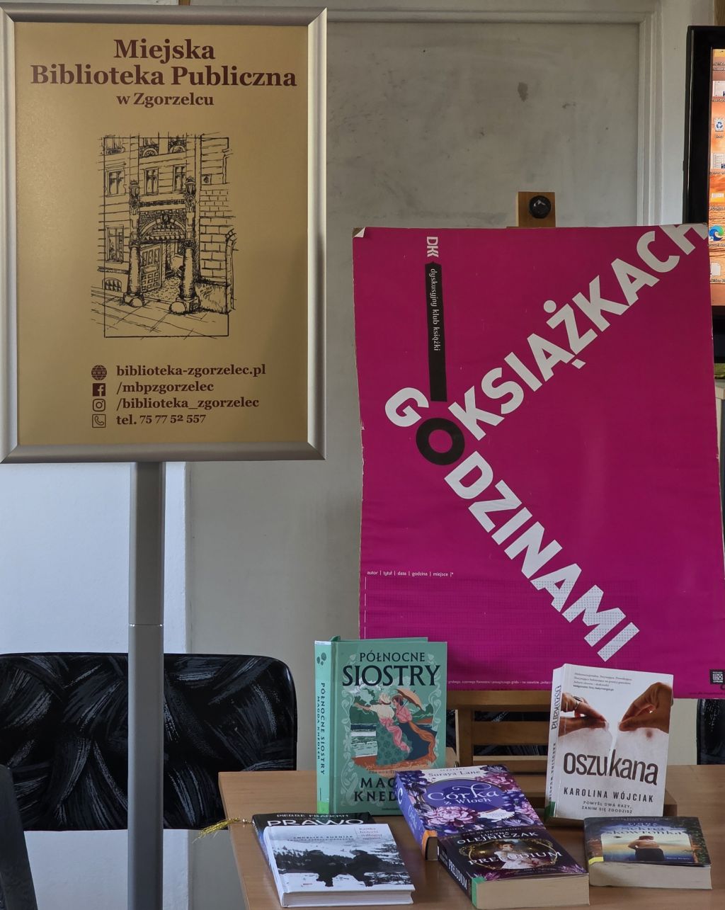 Wystawa książek podczas spotkania DKK w&nbsp;Filii nr 4 MBP w&nbsp;Zgorzelcu.