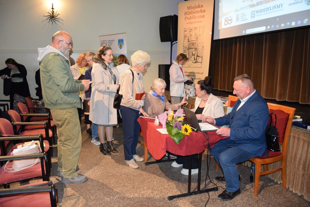 Spotkanie autorskie z regionalistami Beatą i Robertem Błażejczak. Autorzy podpisują książki. Spotkanie autorskie z regionalistami Beatą i Robertem Błażejczak. Autorzy podpisują książki.