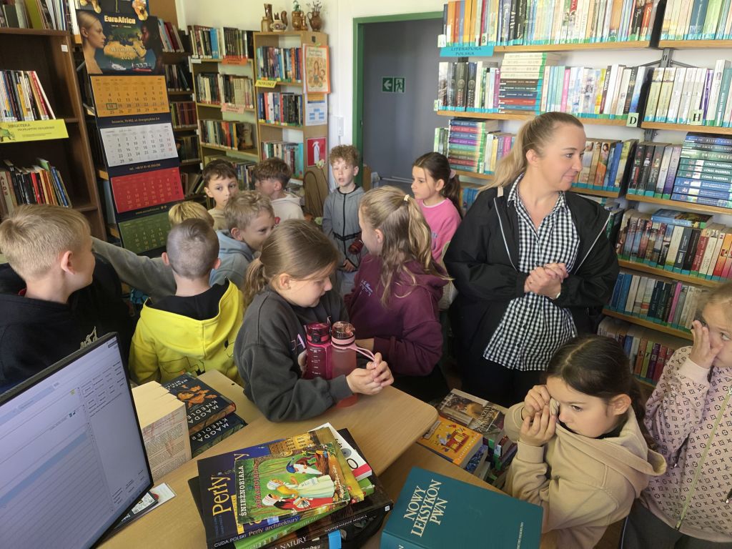 Spotkanie z uczniami II klasy w Filii nr 4 MBP w Zgorzelcu. Spotkanie z uczniami II klasy w Filii nr 4 MBP w Zgorzelcu.