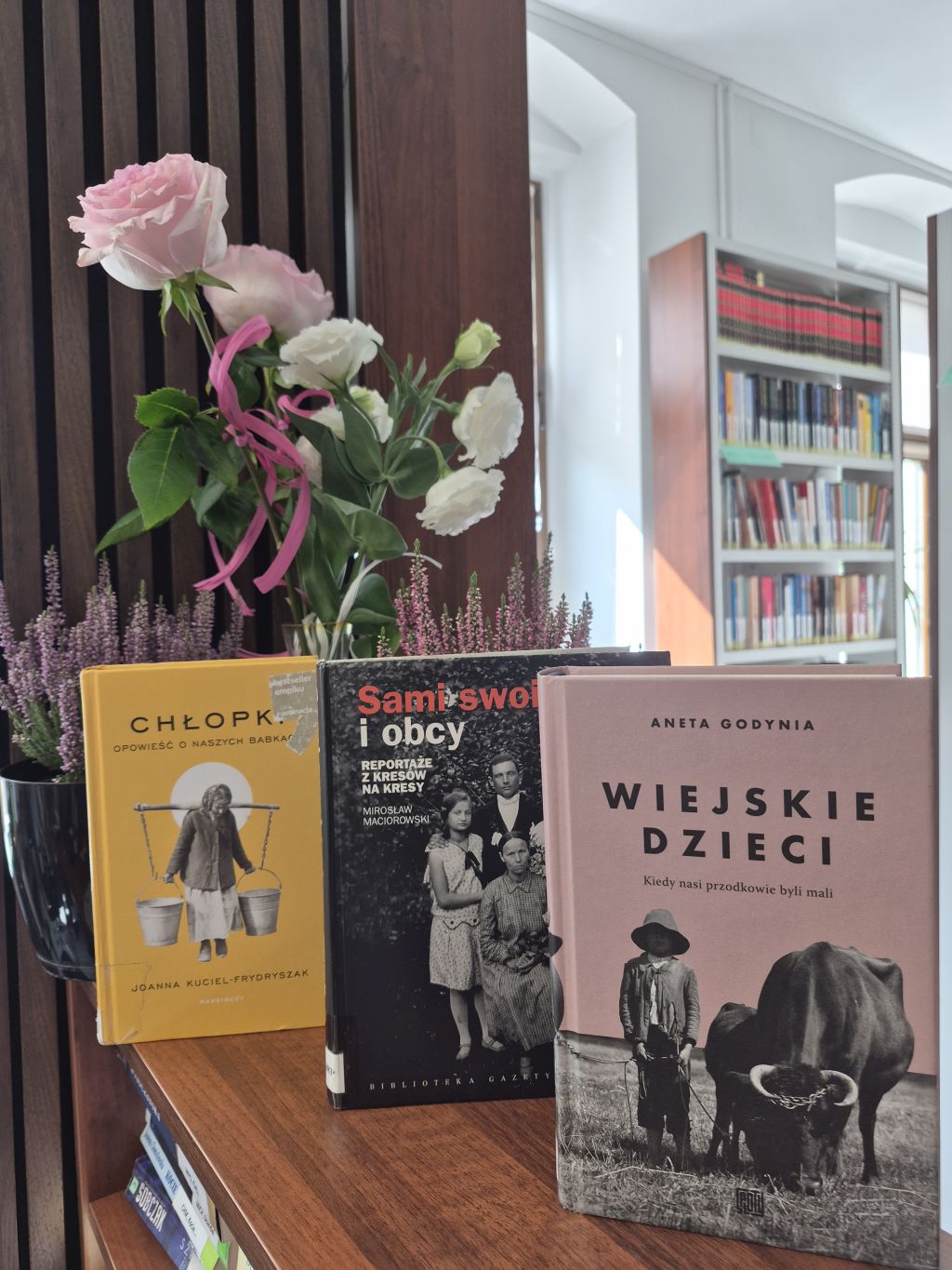 Wystawka książek w Wypożyczalni przy ul. Bohaterów Getta 1. Wystawka książek w Wypożyczalni przy ul. Bohaterów Getta 1.