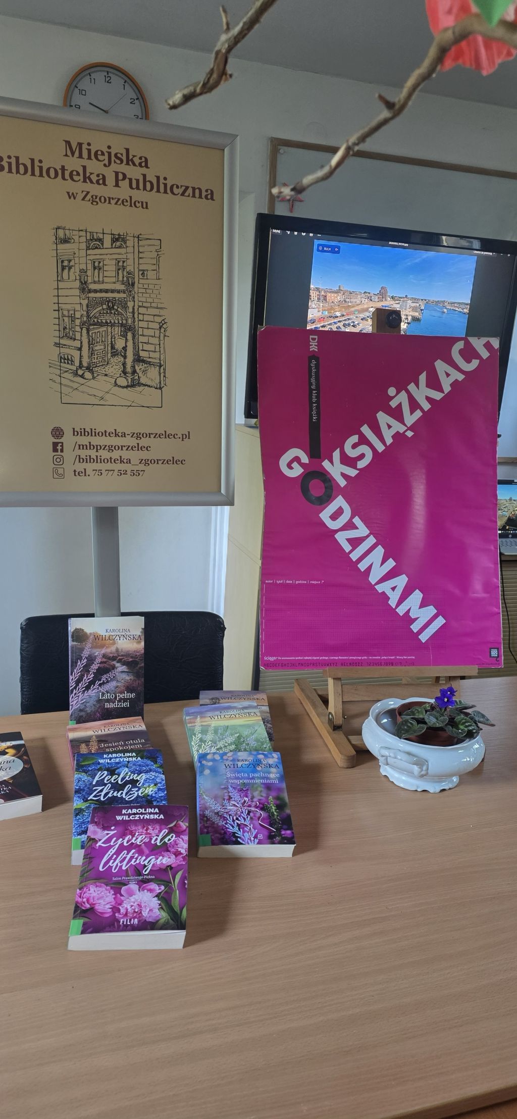 Wystawa książek podczas spotkania DKK w Filii nr 4 Miejskiej Biblioteki Publicznej w Zgorzelcu. Wystawa książek podczas spotkania DKK w Filii nr 4 Miejskiej Biblioteki Publicznej w Zgorzelcu.