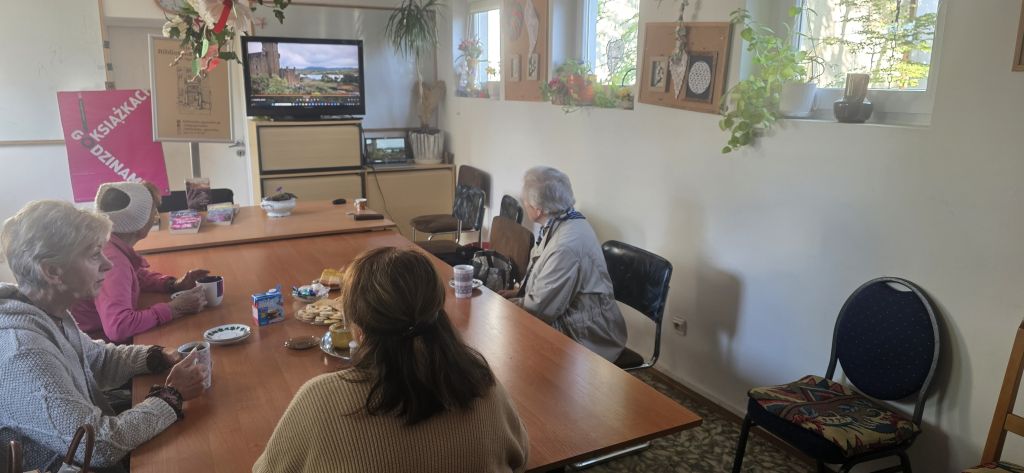 Spotkanie Klubowiczów Dyskusyjnego Klubu Książki "Aktywny Senior" w Filii nr 4 Miejskiej Biblioteki Publicznej w Zgorzelcu. Spotkanie Klubowiczów Dyskusyjnego Klubu Książki "Aktywny Senior" w Filii nr 4 Miejskiej Biblioteki Publicznej w Zgorzelcu.