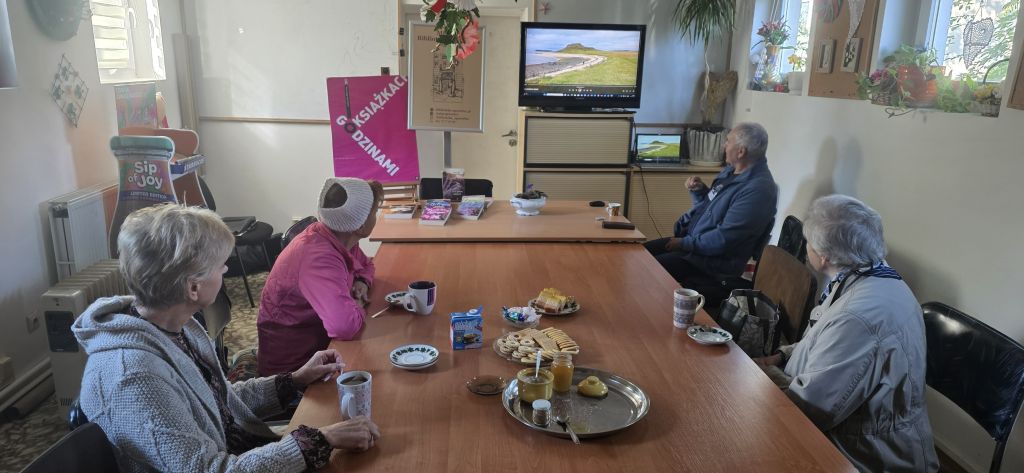 Spotkanie Klubowiczów Dyskusyjnego Klubu Książki "Aktywny Senior" w Filii nr 4 Miejskiej Biblioteki Publicznej w Zgorzelcu. Spotkanie Klubowiczów Dyskusyjnego Klubu Książki "Aktywny Senior" w Filii nr 4 Miejskiej Biblioteki Publicznej w Zgorzelcu.