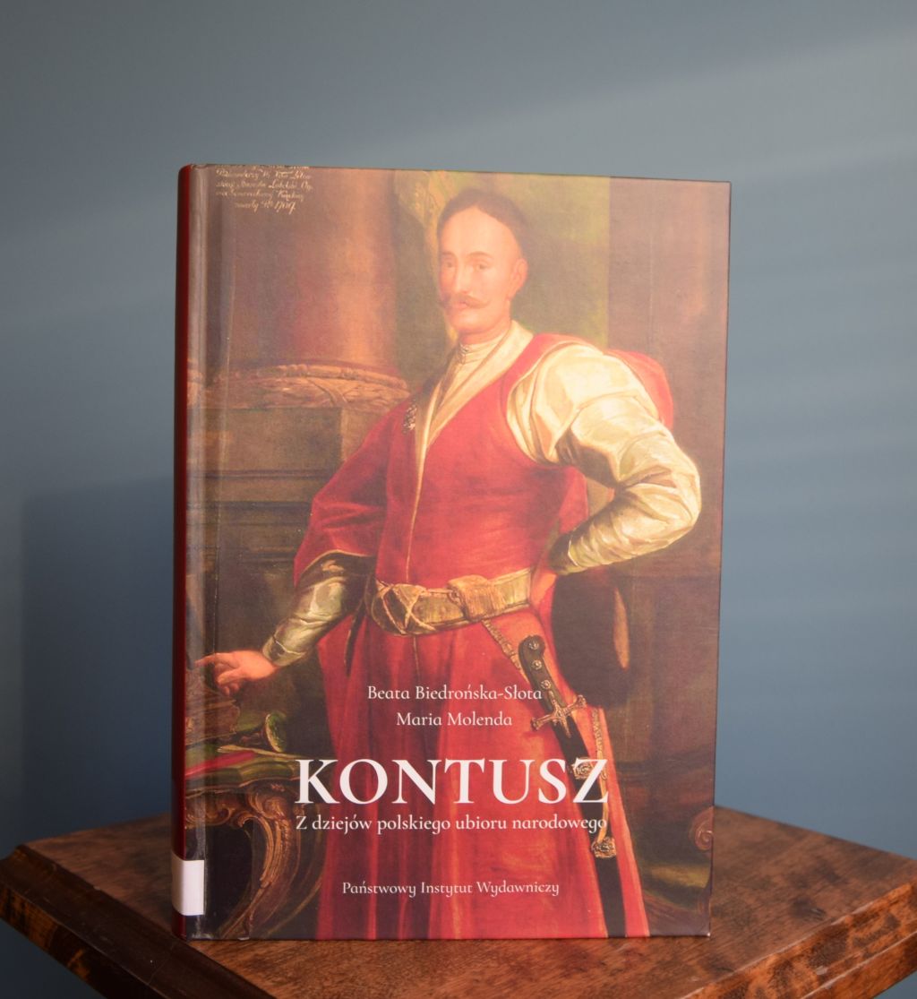 Okładka książki: Beata Biedrońska-Słota, Maria Molenda, „Kontusz. Z dziejów polskiego ubioru narodowego”, Państwowy Instytut Wydawniczy, Warszawa 2023. Zdjęcie jest odnośnikiem do wpisu "O polskim ubiorze narodowym".