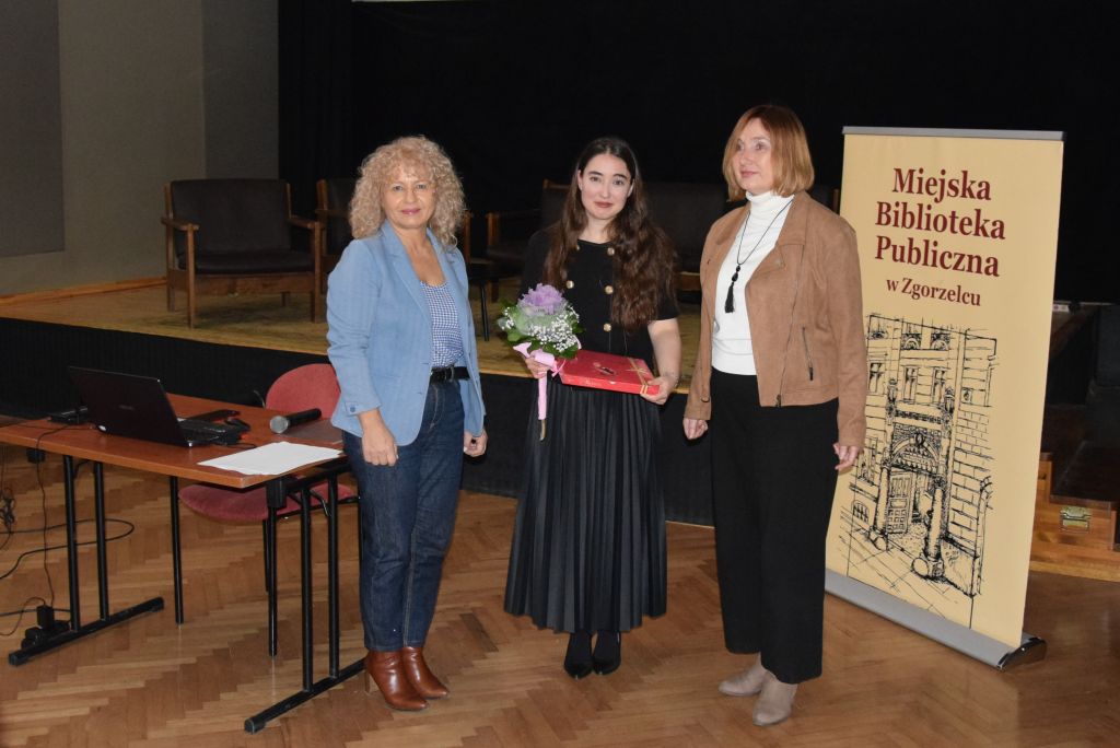 Dolnośląski Festiwal Nauki w Zgorzelcu 2026. Dyrektor MBP Krystyna Radzięta, prelegentka Aleksandra Fitas oraz bibliotekarka Miejskiej Biblioteki Publicznej w Zgorzelcu. Dolnośląski Festiwal Nauki w Zgorzelcu 2026. Dyrektor MBP Krystyna Radzięta, prelegentka Aleksandra Fitas oraz bibliotekarka Miejskiej Biblioteki Publicznej w Zgorzelcu.