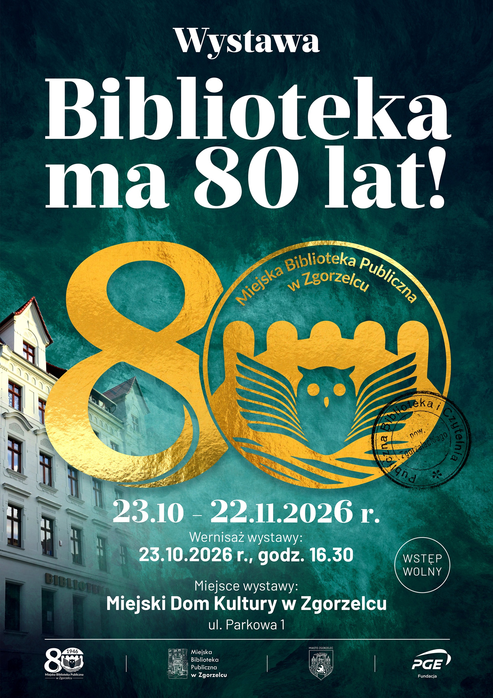 Wystawa "Biblioteka ma 80 lat". 23.10.-22.11.2026 r. Wernisaż wystawy: 23.10.2026 r., godz. 16.30. Miejsce wystawy: Miejski Dom Kultury w Zgorzelcu, ul. Parkowa 1. Plakat jest odnośnikiem do wpisu "80 lat historii zapisanej w fotografiach, dokumentach i wspomnieniach".